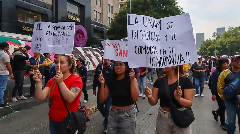 Estudiantes de la UNAM en la marcha del 2 de octubre